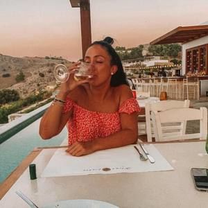 Meet your Posher, Cassandra